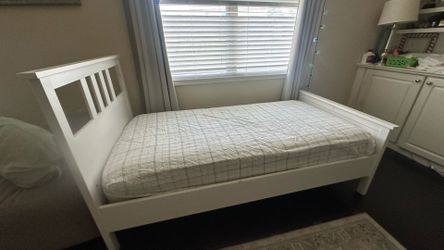🛏️ IKEA Twin Bed Frame + Mattress – White – Mint Condition – No Scratches