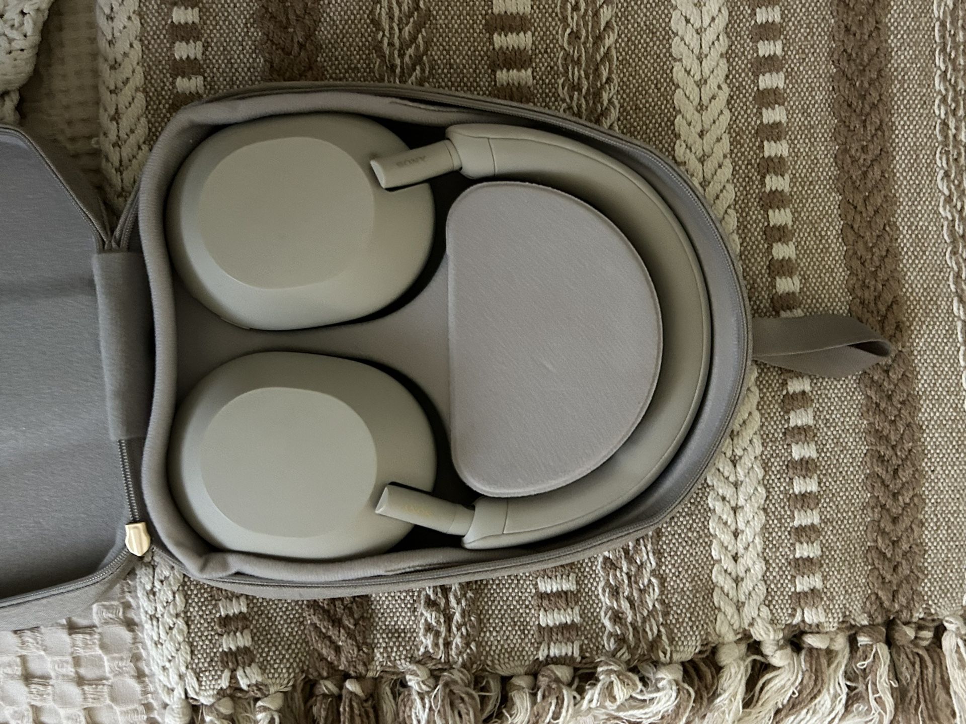 Sony headphones WH-1000MX5