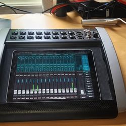 Mixer Berhinger XAir 18  ( Ipad Not Included)