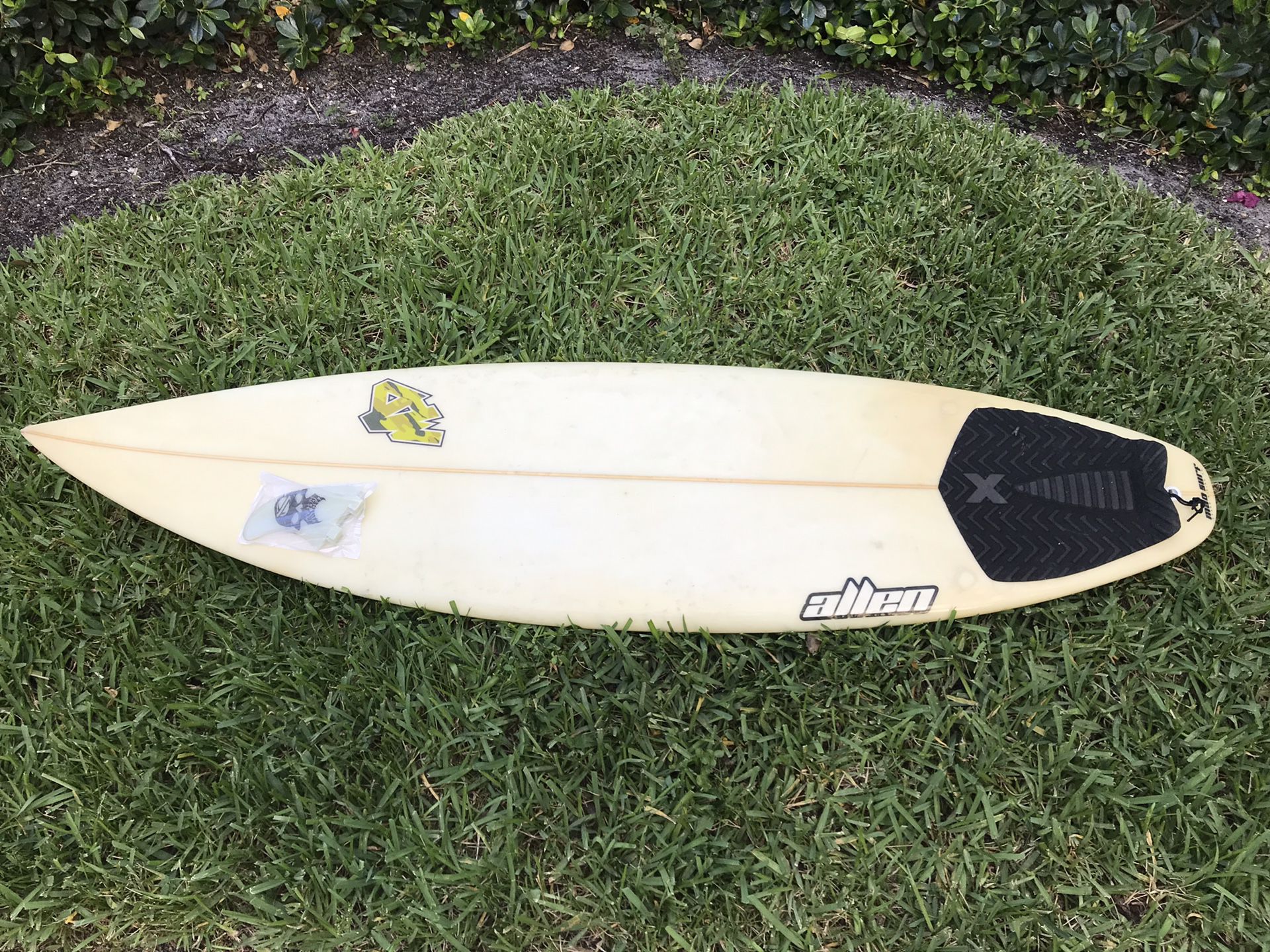 5’11 MAD surfboard short board with fins