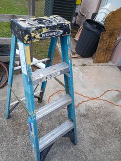 4 ft fiberglass ladder