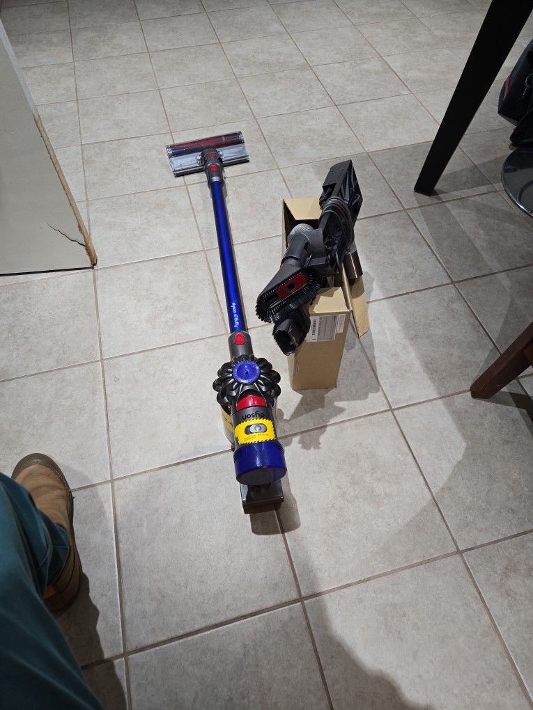 Dyson v7 fluffy w/ Accessories & Wall Charger