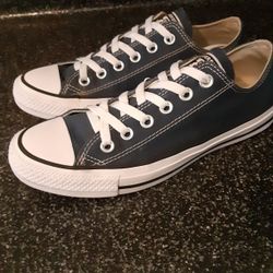 Converse Navy blue Womens 7.5 Great Condition 