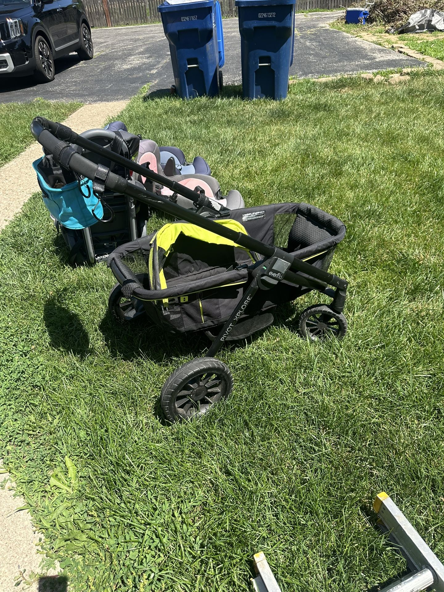 Evenflo Pivot Colored All- Terrain Stroller Wagon