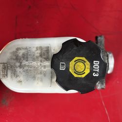 Brake Master Cylinder Reservoir for Cadillac Escalade Chevrolet GMC Yukon