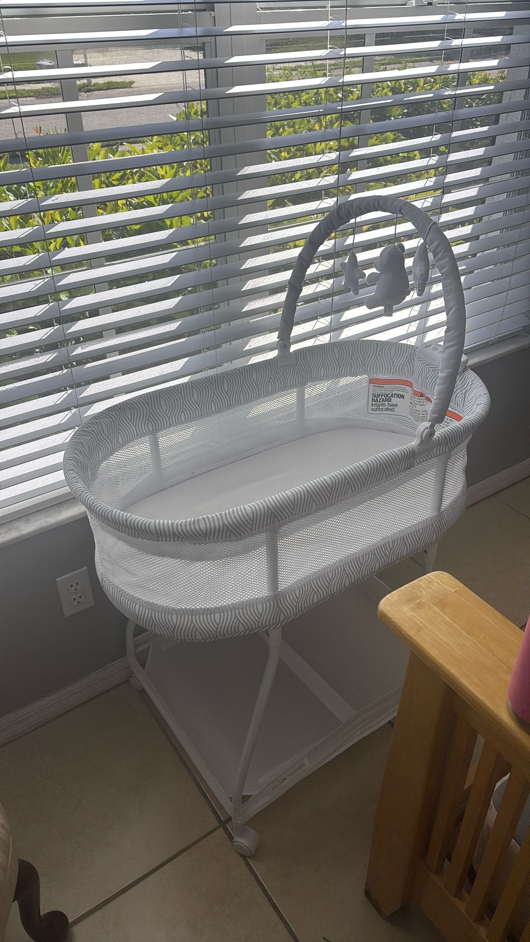 Delta Children Wave Bassinet