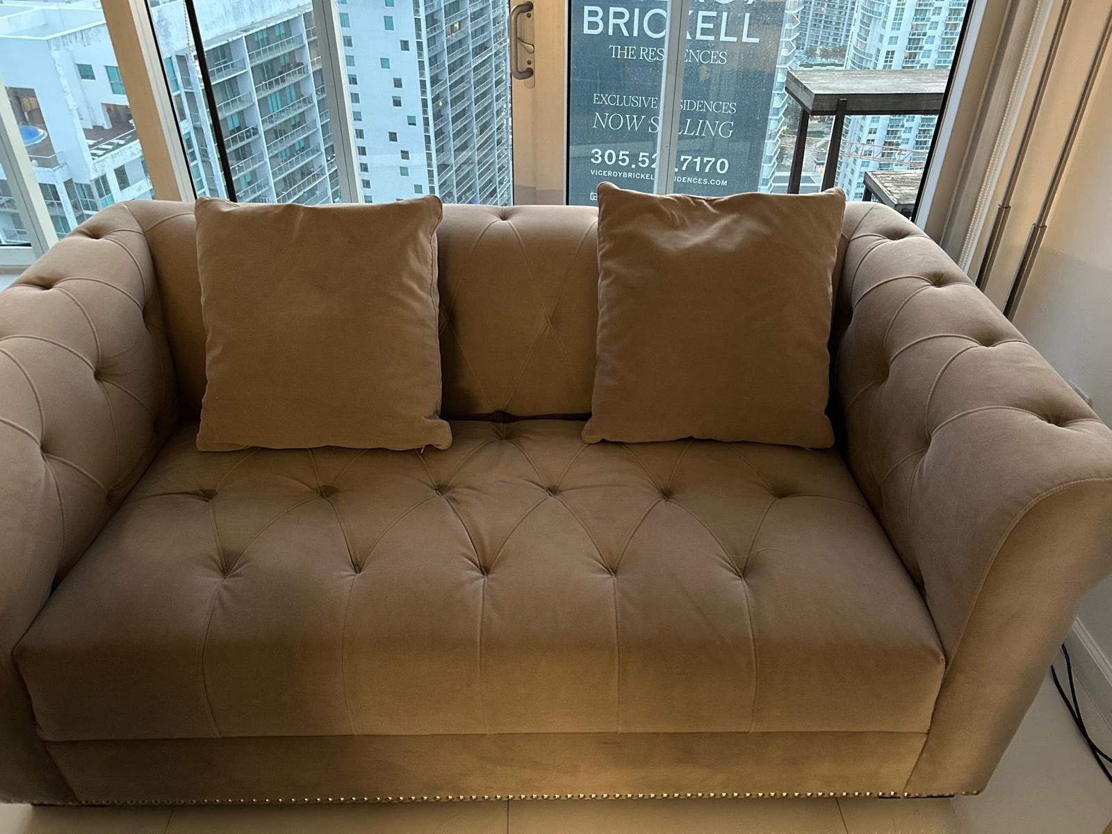 Elegant Tufted Beige Coach –