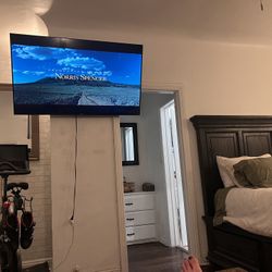 55” Roku Smart Tv With Extending Arm Wall Mount