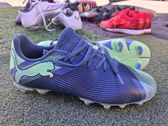 Pumas soccer cleats us size 5.5youth