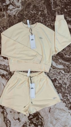 Alo women 2Pce set, fleece crewneck and short