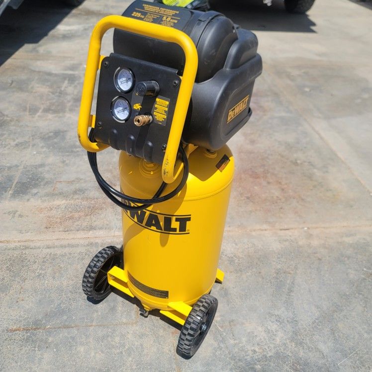 DEWALT 15-Gallon Portable Electric 225 PSI Vertical Air Compressor