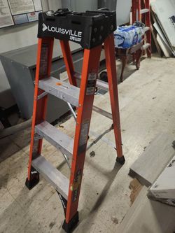 Louisville Fiberglass 4' Step Ladder