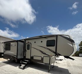 2016 CROSSROADS 3 Slide out 5th wheel