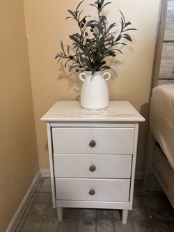 White 3 -drawer nightstand
