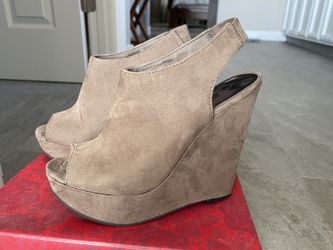Women’s Wedges. Carlos Santana. Size 6 1/2