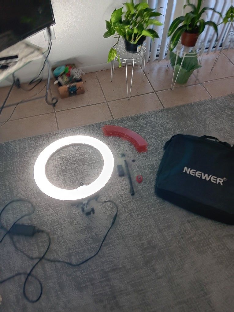 NEEWER Led Light Ring. Works Great 👍.  Does Not Have Tripod Stand. Big 18" Light. Asking $25. Please Check Out All My Stuff.  