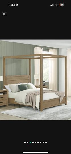 Universals Broadmoore Oaklynn Canopy Bed. New in original box. 