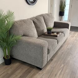 Grey Couch (FREE Delivery!🚚)