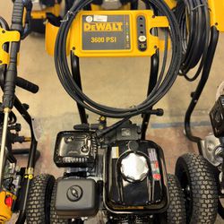 (NEW) DEWALT 3600 PSI 2.5 GPM Gas Cold Water Professional Pressure Washer with HONDA GX200