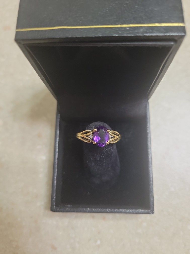 10 K Gold Ring.  Weight Is 2 Grams
