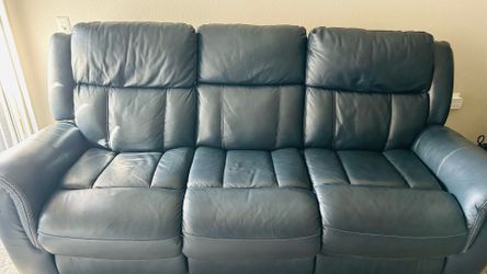 Power Reclining Leather Sofa – Excellent Condition!