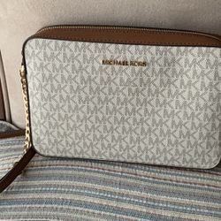 NEW MICHAEL KORS CROSS BODY PURSE