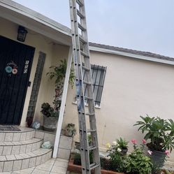 Excellent Condition 28ft Aluminum Extension Ladder