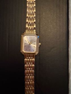 Gold quartz watch