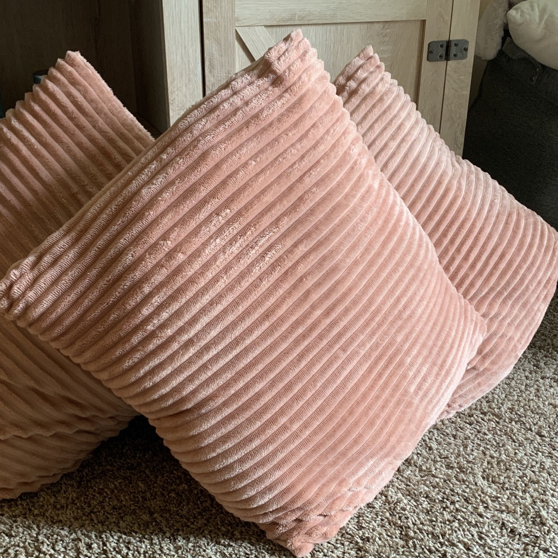3 Pink Pillows For 15 $ 