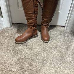 New women’s size 8 faux fur boots