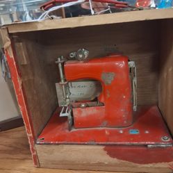 VINTAGE SEWING MACHINE