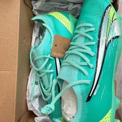 Puma ultraweave womens Girls soccer shoes 5.5