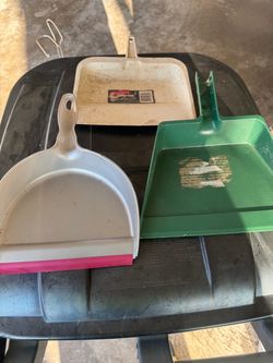 3 dust pans