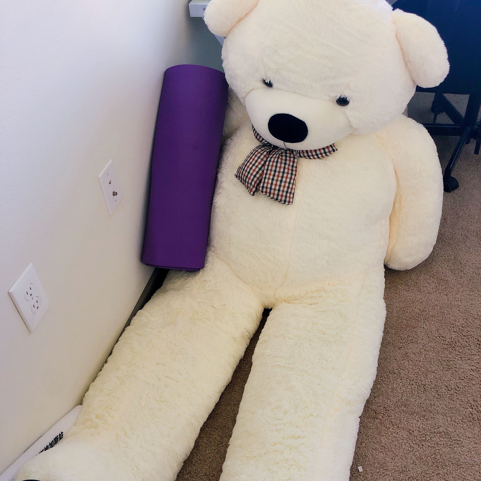 Giant Teddy Bear, white - Over 6 ft. Bold white Christmas Bear