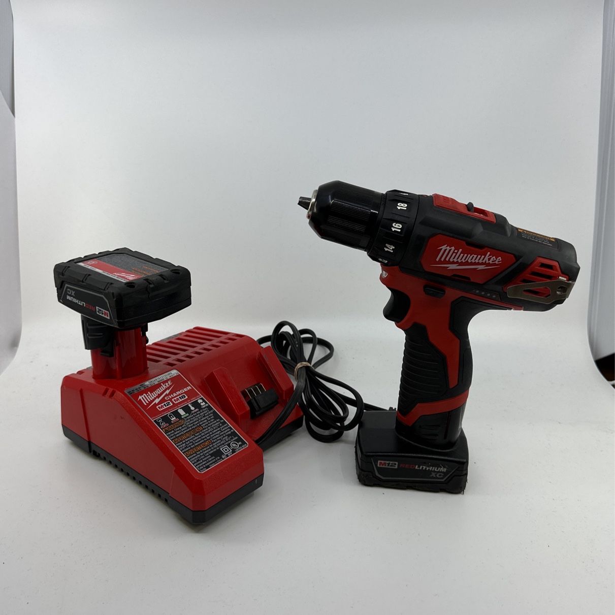 Milwaukee 2407-20 Drill/Driver 3/8 2 Batteries And charger