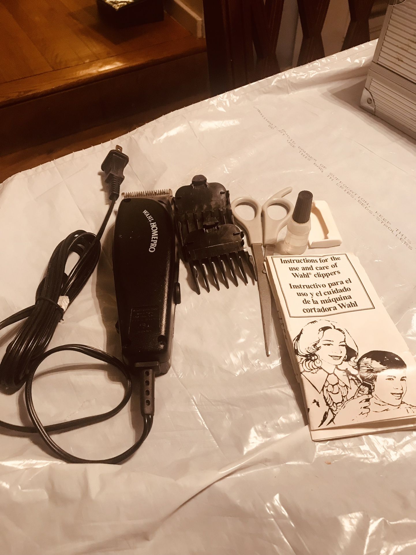 Vintage Wahl Homepro Model CMCO Clippers With A Few Accessories (works)