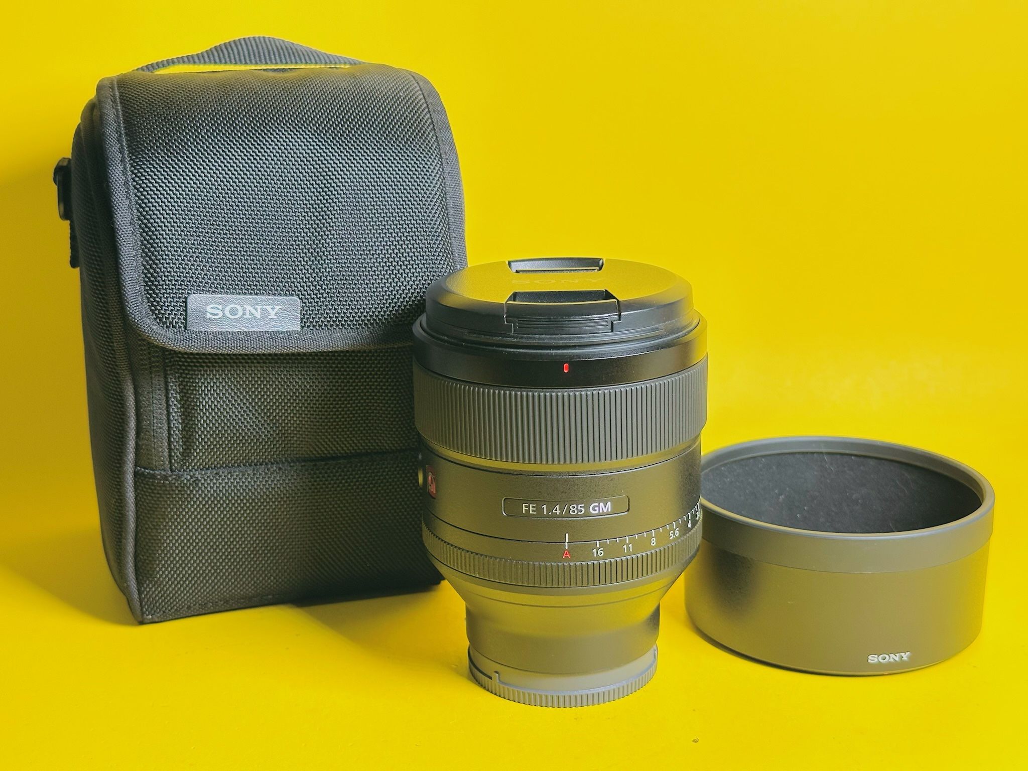 Sony FE 85mm F1.4 GM G Master E-mount Lens with Hood, Case
