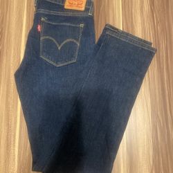 Woman’s Levi’s Jean Size 26                            11