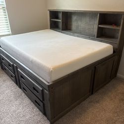 Full Size Day Bed Basically New!