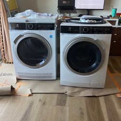 Electrolux Washer/Dryer With Stacking Kit