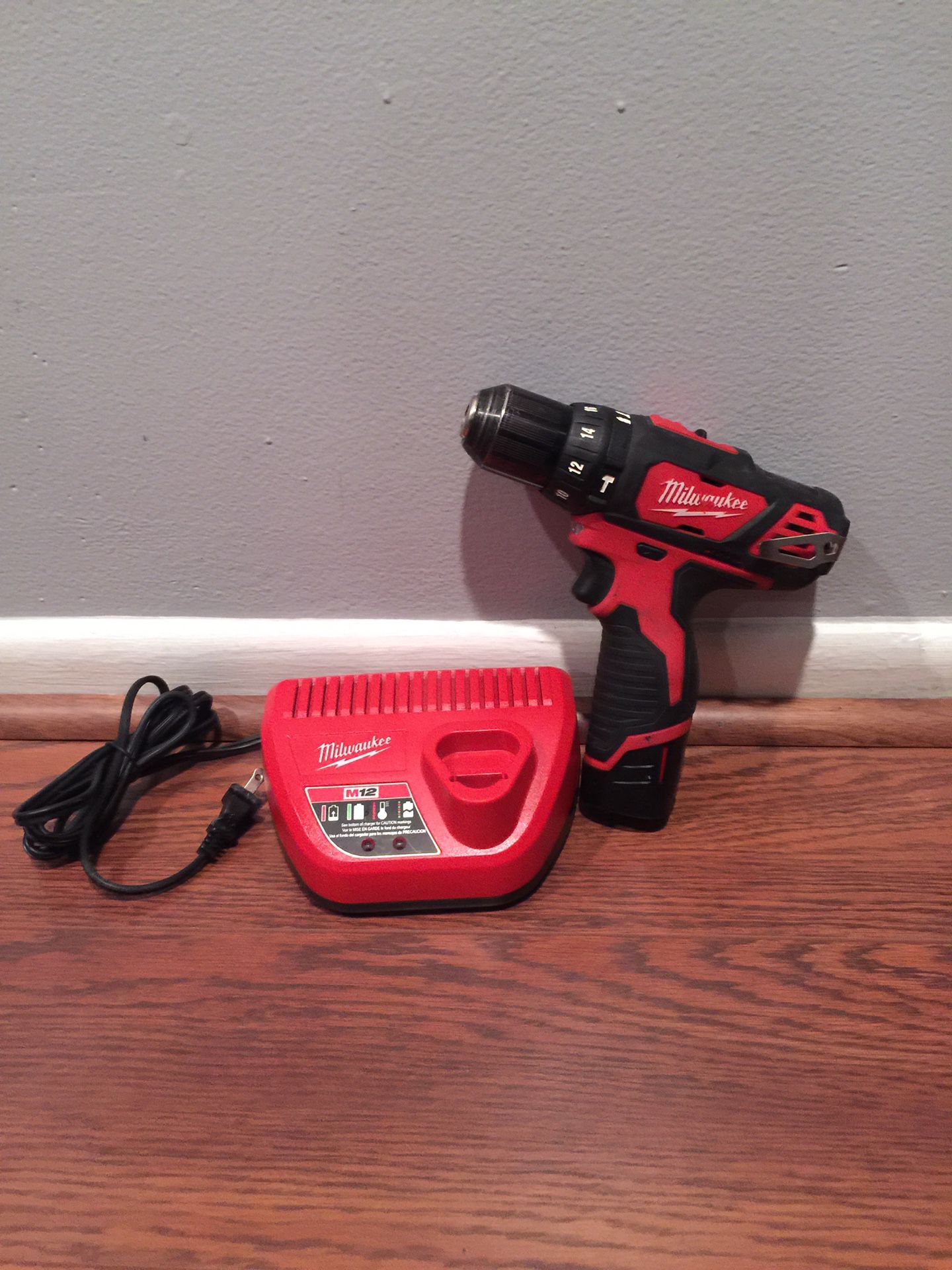 MILWAUKEE 12V VOLT HAMMER DRILL DRIVER, BATTERY & CHARGER, WORKS GREAT..
