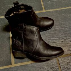 Girl/women’s Ankle Boots Black Size 5