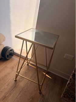 Gold mirror stand