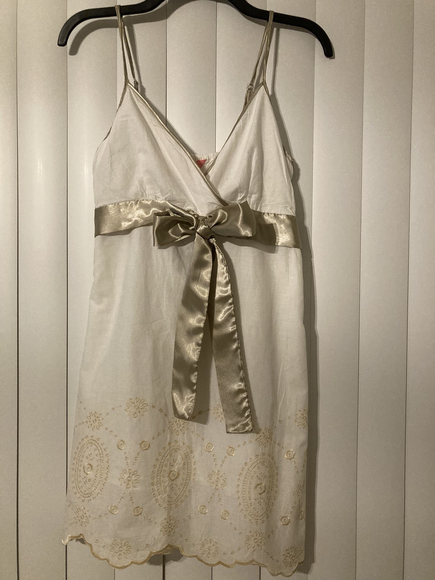 Woman’s White Gold Cotton Dress Size Medium Embroidered Floral Vacation Resort