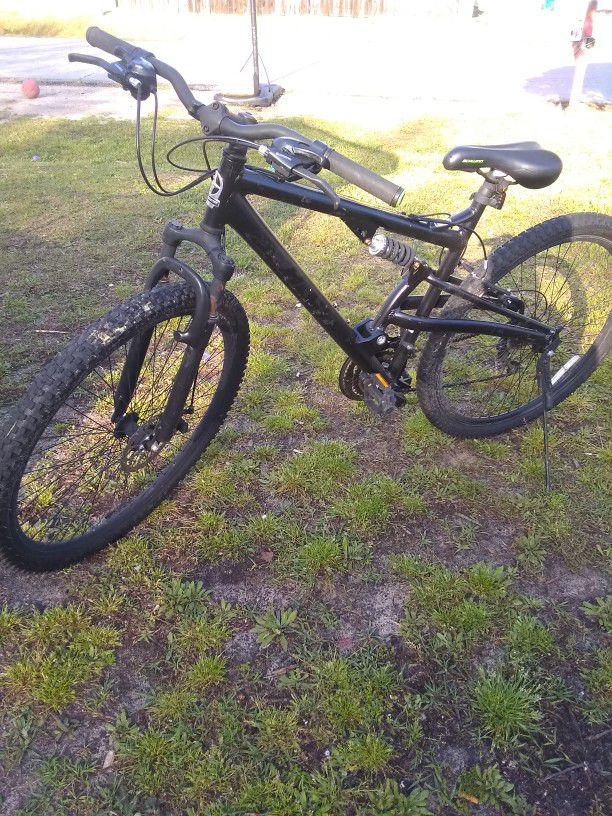 29 Inch Mountain Bike!!! Great Condition!!! Needs New Inner tubes!!! PICK UP ONLY!!!