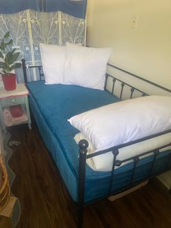 Black Rod Iron Daybed & Mattress