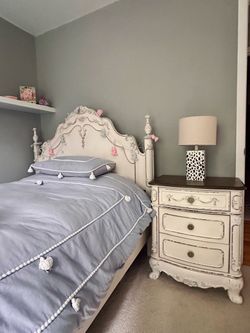 Home elegance Cinderella antique white bed - Size Full