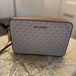 New!!!! Michael Kors Crossbody Monogram Design 