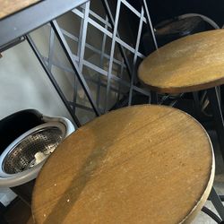 Kitchen Nook Table W/barstools