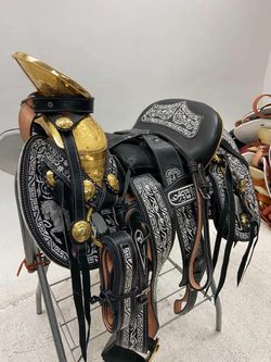 Montura Charra Bordada con fuste Chapeado en Oro